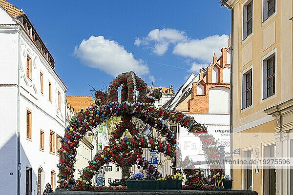 Die osterlich geschmückte Altstadt von Pirna. Seit der Wende sind zahlreiche  historisch wertvolle Gebäude vorbildlich saniert worden