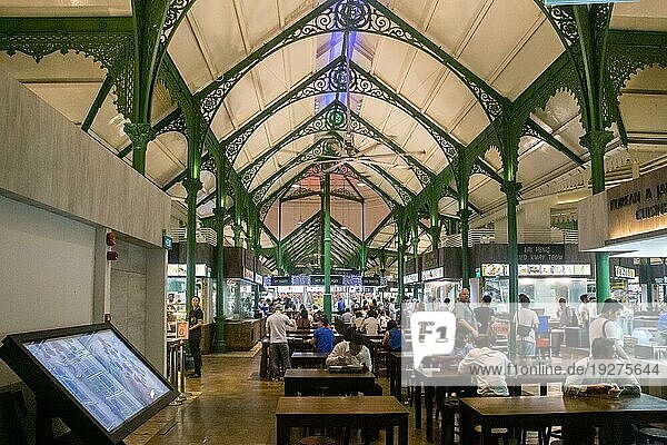 Singapur  Februar 02  2015: Menschen genießen das Essen im Lau Pa Sat Foodcourt  Asien