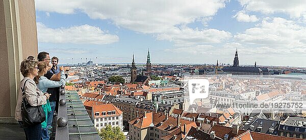 Kopenhagen  Dänemark  15. August 2016: Menschen genießen den Panoramablick über die Stadt vom Glockenturm der Vor Frue Kathedrale  Europa