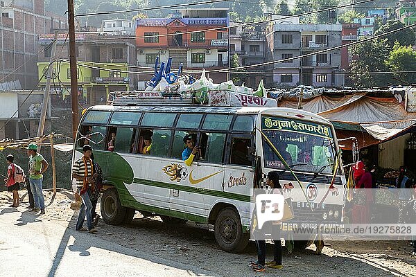 Kathmandu  Nepal  22. Oktober 2014: Ein mit Menschen gefüllter Bus parkt am Straßenrand  Asien