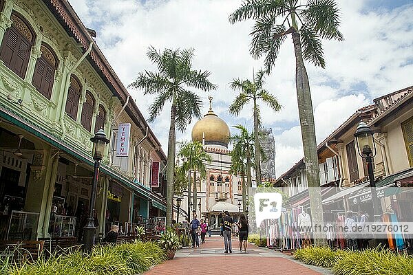 Singapur  31. Januar 2015: Sultan Moschee und Menschen im Viertel Arab Street  Asien