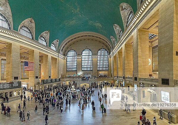New York  Vereinigte Staaten von Amerika  20. November 2016: Innenansicht der Haupthalle der Grand Central Terminal Station mit vielen Menschen  Nordamerika