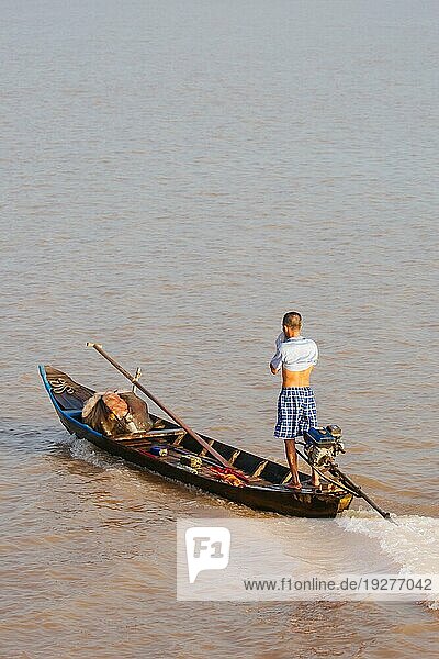 Mekongdelta Vietnam  29. September 2018: Nicht identifizierte vietnamesische Person  die mit einem Boot unterwegs ist  während sie ihrer Arbeit auf dem Mekongfluss in Vietnam nachgeht