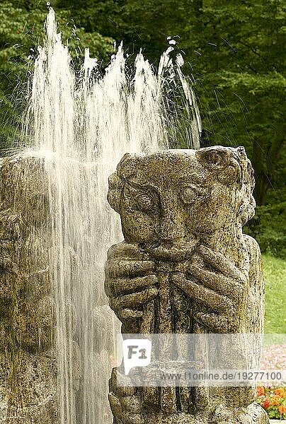 Im Nordosten der Innenstadt von Hof an der Saale in Bayern liegt der Bürgerpark Theresienstein. Die Anfänge der Parkanlage reichen bis 1816 zurück. Damit ist der Theresienstein einer der ersten Bürgerparks in Deutschland. Im Jahre 2003 wurde der Park mit dem Titel Schönster Park Deutschlands ausgezeichnet. Im Bild der Brunnen