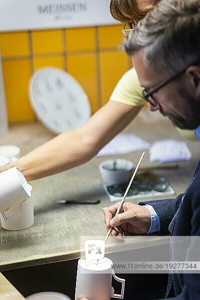 Meissen ist die älteste Porzellan-Manufaktur Europas und steht seit ihrer Gründung im Jahre 1710 für einzigartiges Kunsthandwerk. Martin Dulig  Staatsminister für Wirtschaft  Arbeit und Verkehr des Freistaats Sachsen  versucht sich im schwertern