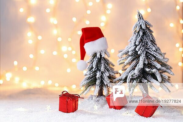 Weihnachten oder Neujahr Grußkarte Vorlage  rote Weihnachtsmannmütze Urlaub Baum auf Schnee mit Bokeh Lichter