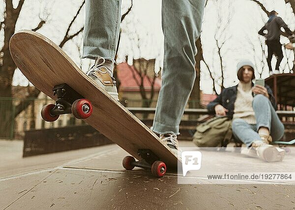 Mann Frau verbringt Zeit zusammen im Freien beim Skateboardfahren