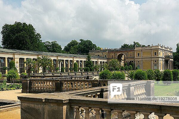 Orangeriegebäude des Renaissanceschlosses Sanssouci in Potsdam an einem sonnigen Tag im Sommer