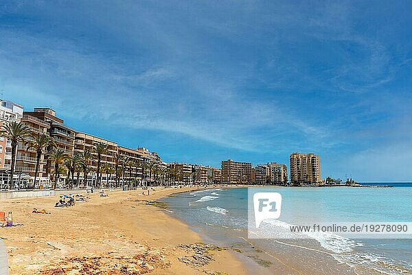Playa del Cura in der Küstenstadt Torrevieja  Alicante  Valencianische Gemeinschaft. Spanien  Mittelmeer