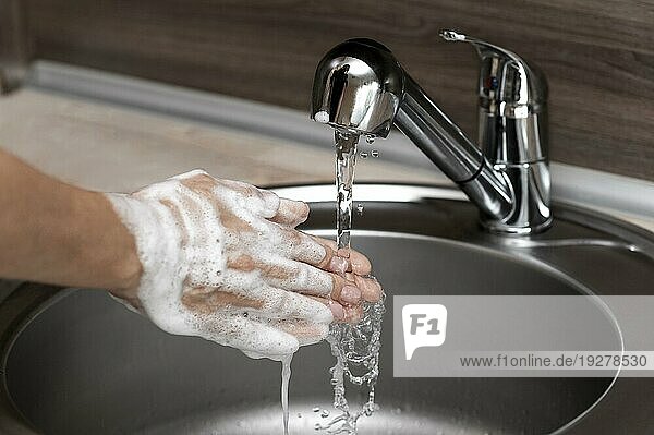 Seitenansicht Frau wäscht Hände Waschbecken