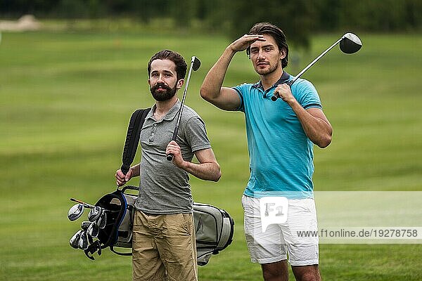 Frontansicht erwachsene Freunde beim Golfspielen