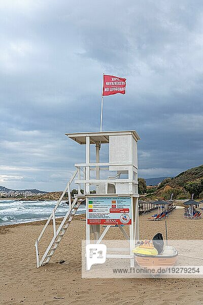 Kreta  Griechenland  23. September 2021: Ein Rettungsschwimmerturm am Golden Beach in der Nähe von Chania Stadt  Europa
