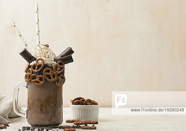 Vorderansicht Schokoladenmilchshakeglas mit Brezeln Kopierraum