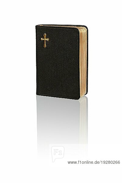 Eine kleine Vintage Bibel auf weißer spiegelnder Oberfläche