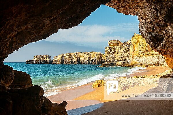Eine natürliche Sommerstrandhöhle am Praia da Coelha  Algarve  Albufeira. Portugal