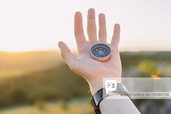 Person mit Kompass in der Hand