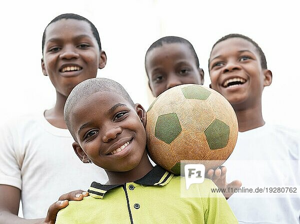 Afrikanische Jungen mit Fußball