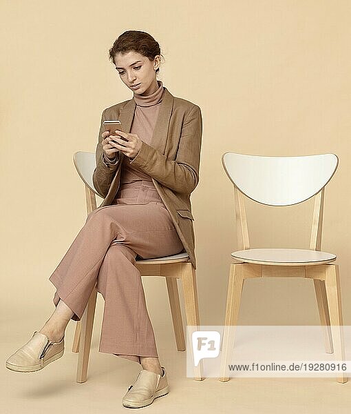Modell sitzt auf leerem Stuhl