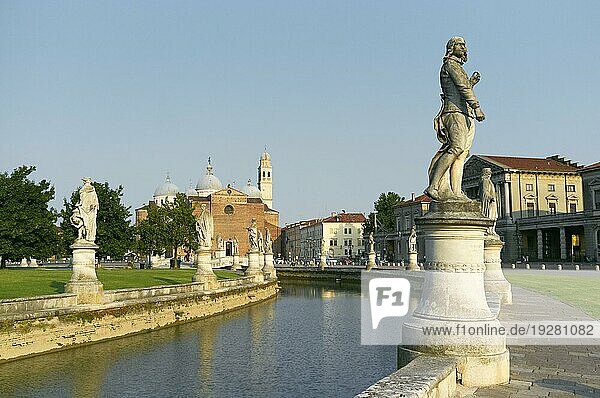 Eines der bekanntesten Symbole der italienischen Stadt Padua ist der Prato della Valle. In der Mitte befindet sich ein großer  von einem Graben umgebener Garten  der von 78 Statuen gesäumt wird  die berühmte Bürger darstellen