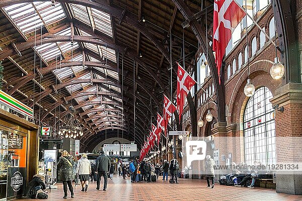Kopenhagen  Dänemark  02. Dezember 2016: Menschen warten auf ihre Züge in der Haupthalle des Hauptbahnhofs  Europa