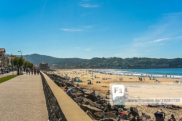 Der Strand von Hendaye an einem Sommernachmittag voller Menschen  die im Sommer das Wasser genießen  französisches Baskenland