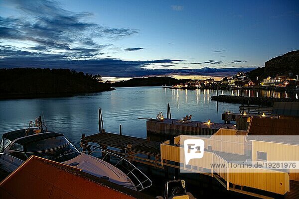 Hafen und kleine Holzhäuser im herbstlichen Abendlicht  blaue Stunde  Stille  Ruhe  Fjällbacka  Bohuslän  Schweden  Europa