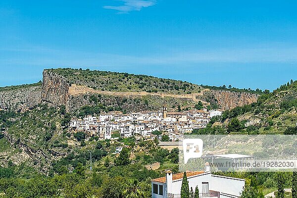 Blick auf die schöne Stadt Chulilla in den Bergen der Autonomen Gemeinschaft Valencia. Spanien