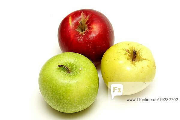 Drei verschiedenfarbige Äpfel