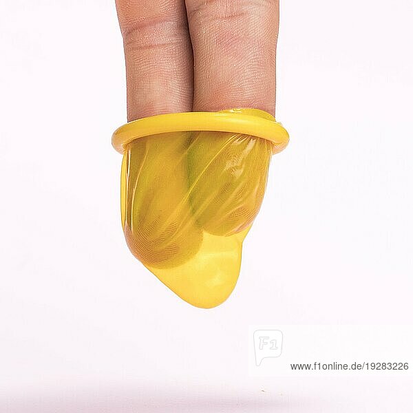 Nahaufnahme Finger gelbes Kondom