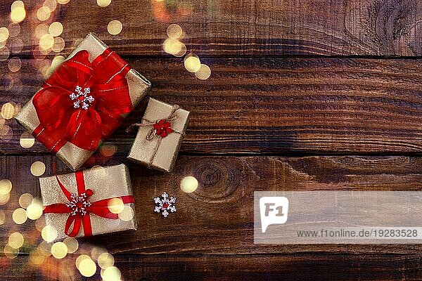 Weihnachten goldenen Geschenkbox auf rustikalen Holzbrett mit Dekorationen  selektiven Fokus