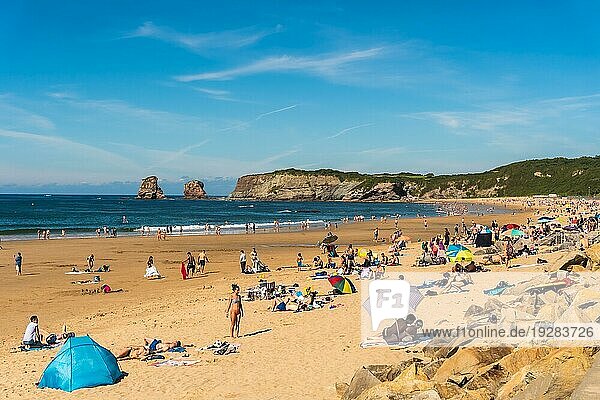 Der Strand von Hendaye an einem Sommernachmittag voller Menschen  die im Sommer das Wasser genießen  französisches Baskenland