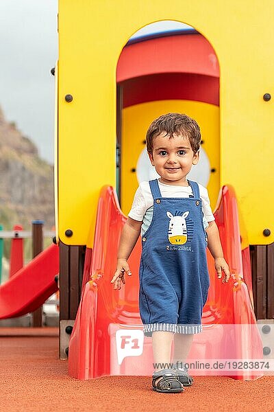 Baby spielt auf einem Spielplatz und hat Spaß im Sommer  Park für kleine Kinder