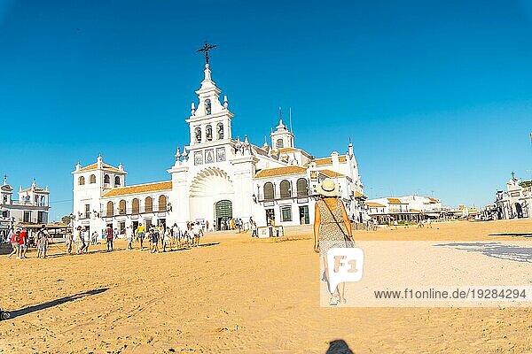 Ein junger Tourist besucht das Heiligtum El Rocio beim Rocio Festival in Huelva. Andalusien
