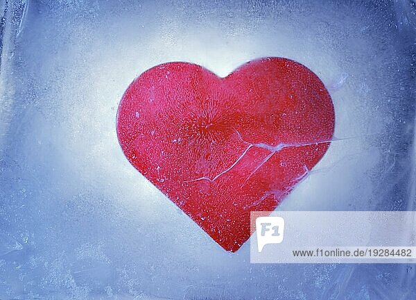 Ein Herz  eingefroren in einem Eisblock