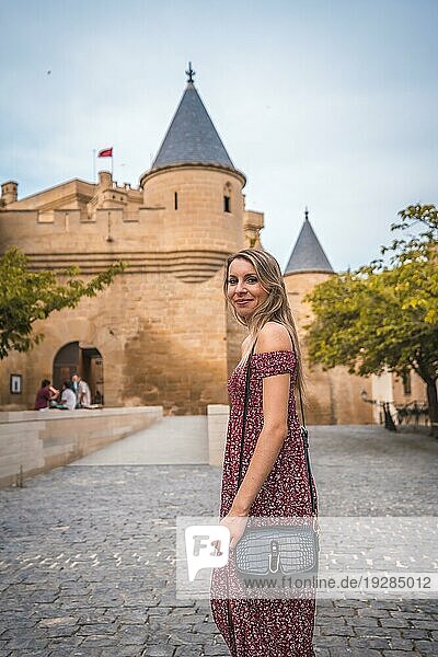 Blondes Mädchen spaziert in einer mittelalterlichen Burg