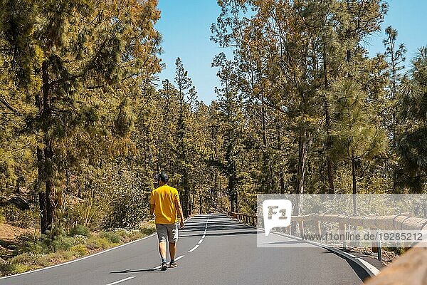 Ein junger Mann  der auf dem Weg zum Naturpark Teide auf Teneriffa  Kanarische Inseln  einen Waldweg entlangläuft