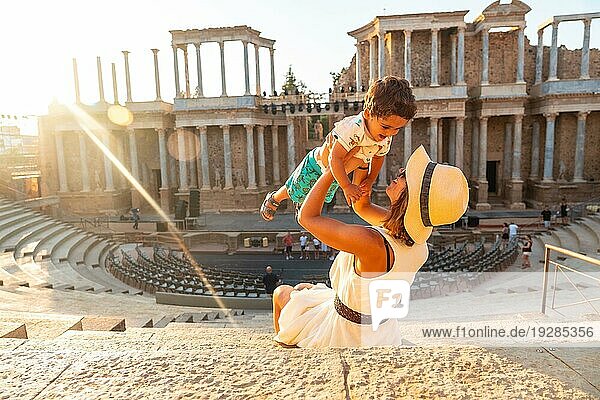 Römische Ruinen von Merida  eine Mutter mit ihrem Baby  die sich im römischen Theater vergnügen. Extremadura  Spanien  Europa