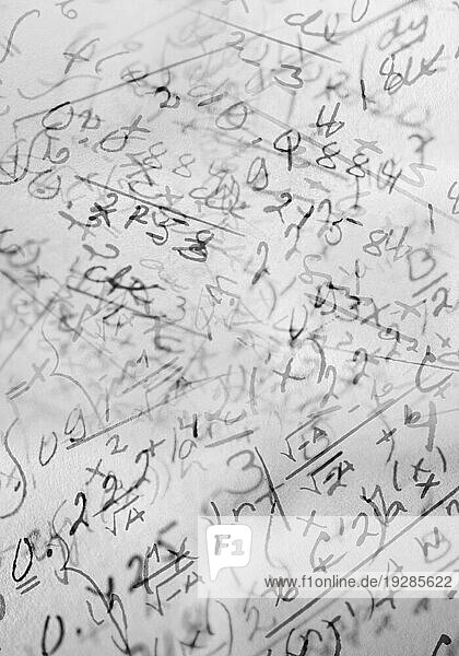 Ein Hintergrundbild aus handgeschriebenen mathematischen Formeln