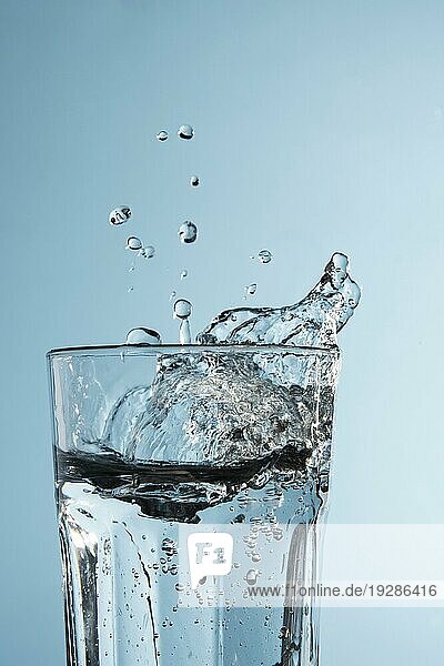 Klares Glas mit Wasser