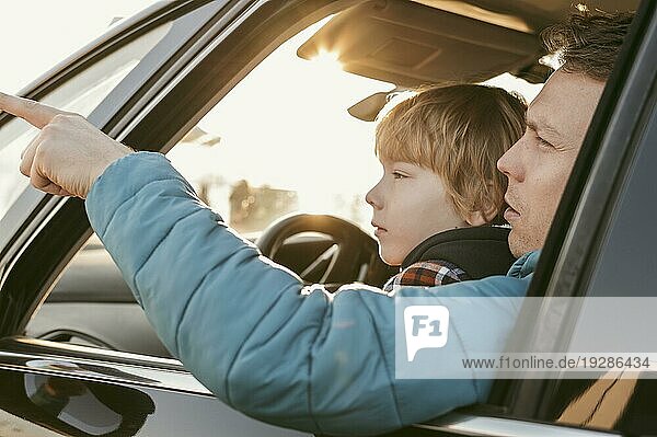 Seitenansicht Vater Kind Auto während einer Autofahrt