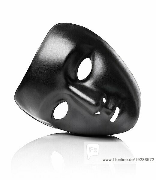 Schwarze Kunststoffmaske vor weißem Hintergrund mit natürlicher Reflexion