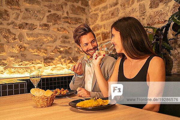Lifestyle  ein hübsches  verliebtes junges Paar in einem Restaurant  das gemeinsam zu Abend isst und den Valentinstag feiert