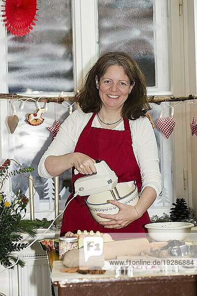Frau backt für Weihnachten Plätzchen  woman is baking cookie for christmas