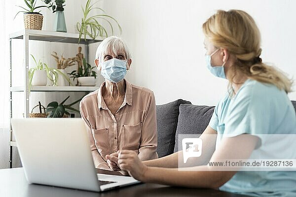 Weibliche Krankenschwester ältere Frau im Gespräch Laptop Pflegeheim