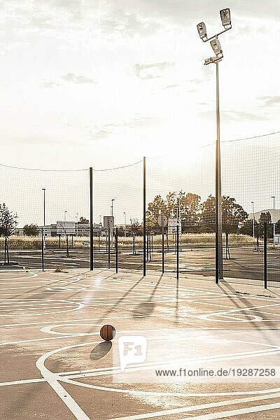 Basketballplatz an einem sonnigen Tag