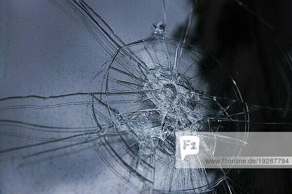 Muster von eingeschlagener Fensterscheibe  Glas ist gesplittert  Fensterscheibe zerbrochen  Nahaufnahme  Portbail  Cotentin  Manche  Normandie  Frankreich  Europa
