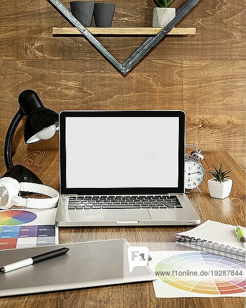 Vorderansicht Laptop Büroarbeitsplatz mit Lampe Notebook
