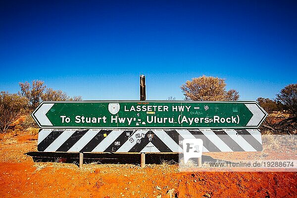 Straßenschild in Richtung Uluru und Kings Canyon im Northern Territory  Erldunda  Australien  Ozeanien