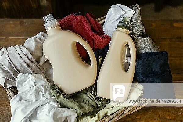 Draufsicht Waschmittelflaschen Kleidung