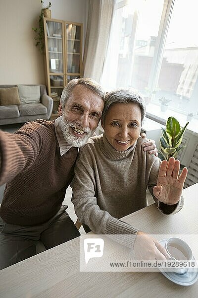 Bezauberndes älteres Paar macht Selfie